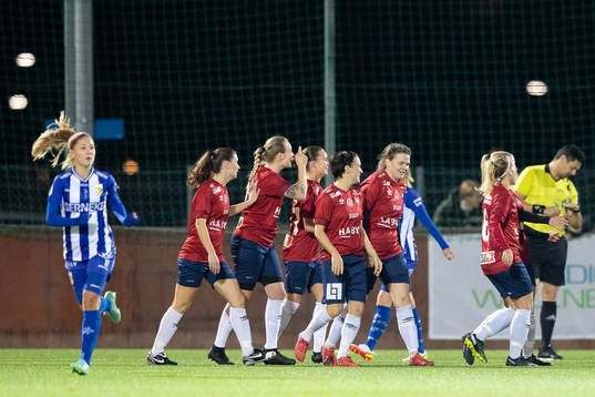 Örgrytes Moa Glans jublar med lagkamrater
