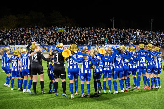 IFK Göteborgs spelare jublar med publiken