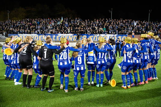 IFK Göteborgs spelare jublar med publiken