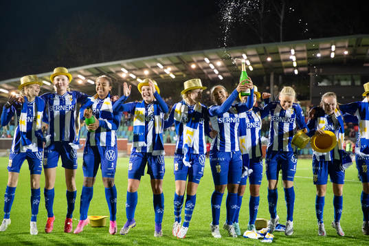 IFK Göteborgs spelare jublar