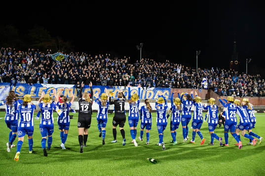 IFK Göteborgs spelare jublar med publiken