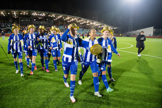 IFK Göteborgs spelare jublar