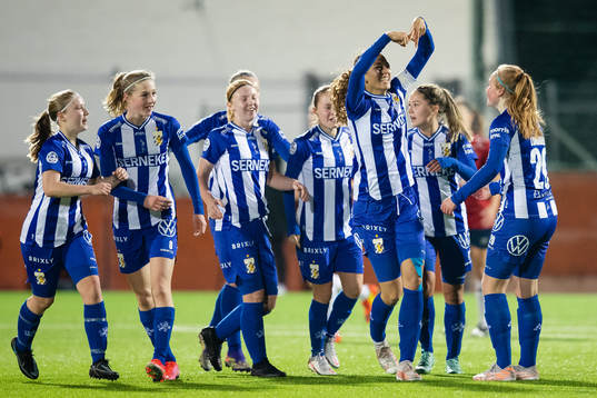 IFK Göteborgs Malva Larsson jublar med lagkamrater