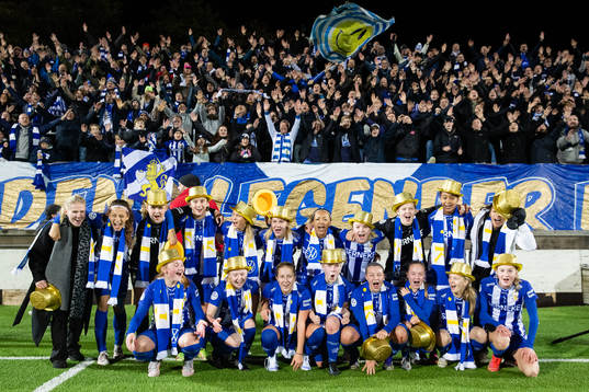 IFK Göteborg jublar framför klacken