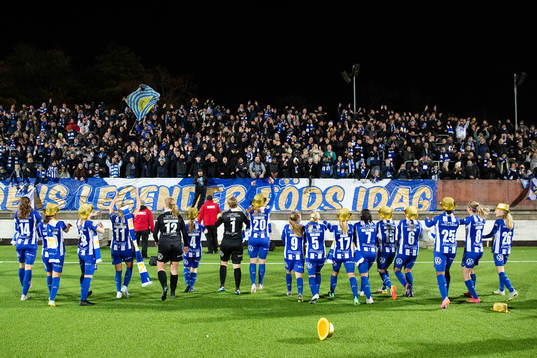 IFK Göteborgs spelare jublar med publiken