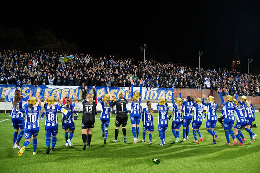 IFK Göteborgs spelare jublar med publiken