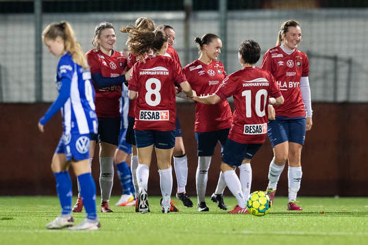 Örgrytes Julia Strahl jublar med lagkamrater