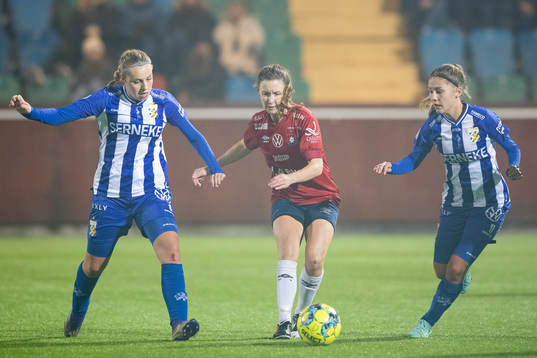 IFK Göteborgs Alexandra Larsson och Novalie Jensen mot