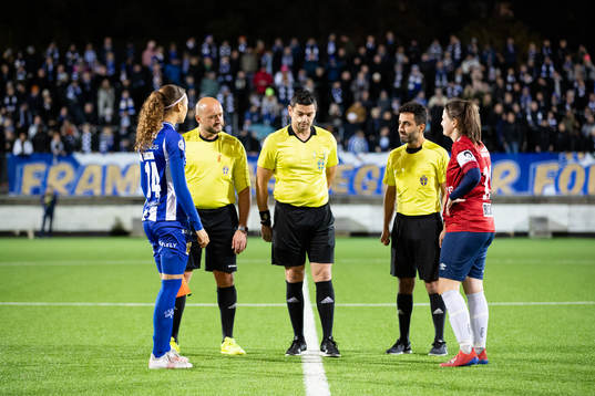 Domaren singlar slant mellan IFK Göteborgs lagkapten Malva
