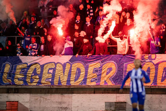 IFK Göteborgs supportrar med bengaler