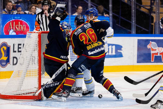 Leksands Emil Heineman kolliderar med Djurgårdens
