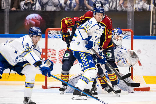 Leksands Tobias Ekberg framför Leksands målvakt Kasimir