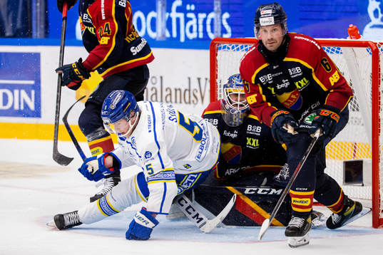 Leksands Calle Själin oroar framför Djurgårdens målvakt