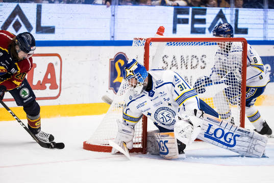 Djurgårdens Marcus Sörensen och Leksands målvakt Kasimir
