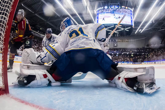 Djurgårdens Paul Carey och Leksands målvakt Kasimir