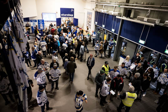 Publiken kommer till Tegera Arena innan ishockeymatchen i