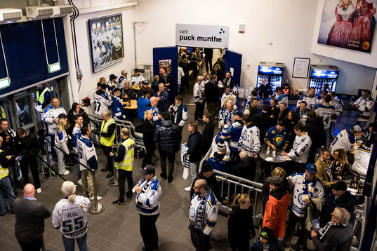 Publiken kommer till Tegera Arena innan ishockeymatchen i