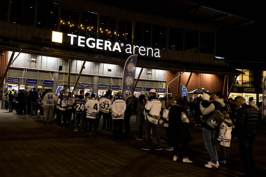 Publiken kommer till Tegera Arena innan ishockeymatchen i