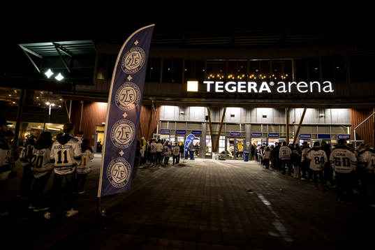 Publiken kommer till Tegera Arena innan ishockeymatchen i