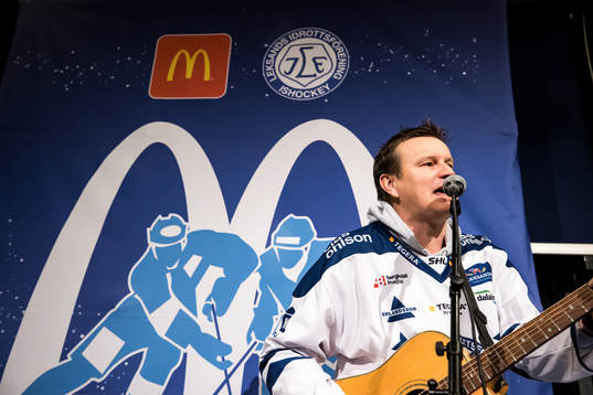Johan Eriksson spelar i foajén innan ishockeymatchen i SHL