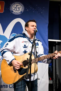 Johan Eriksson spelar i foajén innan ishockeymatchen i SHL
