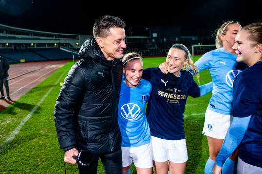 Malmö FF tränare Fredrik Jahnfors firar seriesegern med