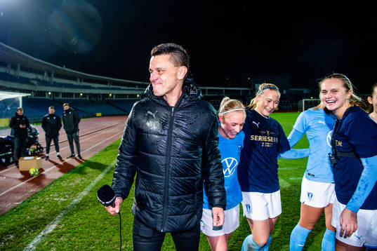 Malmö FF tränare Fredrik Jahnfors firar seriesegern med