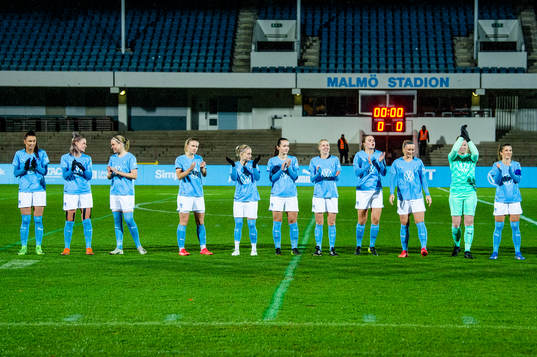 Malmö FF ställer upp innan fotbollsmatchen mellan Malmö