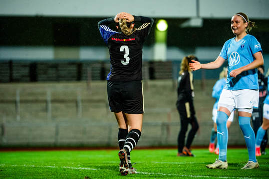 Malmö FFs Rebecka Holm tröstar Dalby/Genarps Siri Jemth