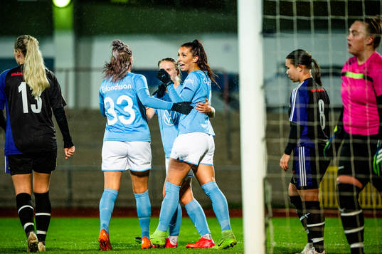 Malmö FFs Malin Gunnarsson jublar med lagkamraterna