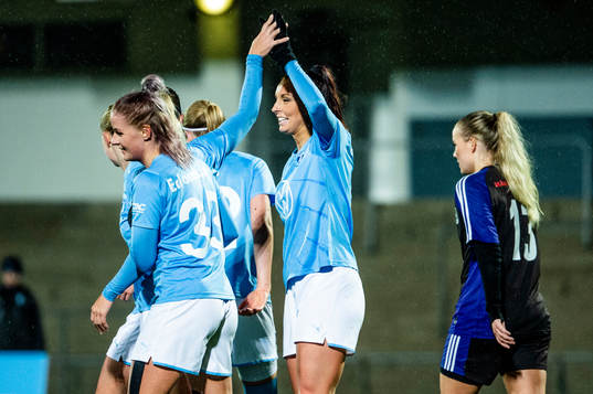 Malmö FFs Malin Gunnarsson jublar med lagkamraterna