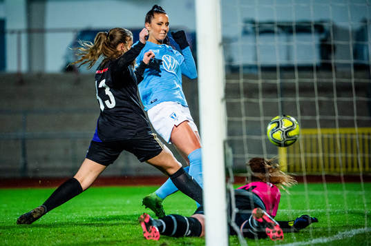 Malmö FFs Malin Gunnarsson petar in bollen i mål framför