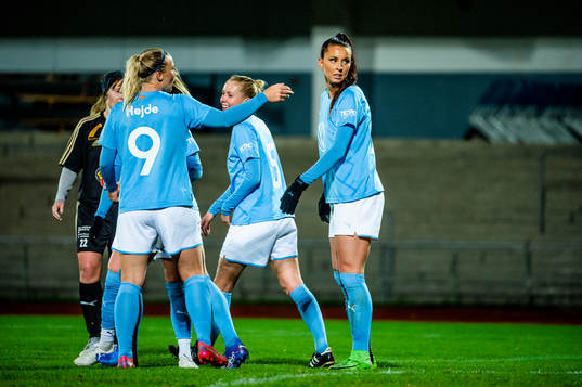Malmö FFs Malin Gunnarsson jublar med lagkamraterna