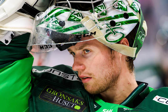 Färjestads målvakt Henrik Haukeland deppar
