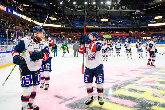 Linköpings Jonas Junland och Jesper Pettersson jublar och