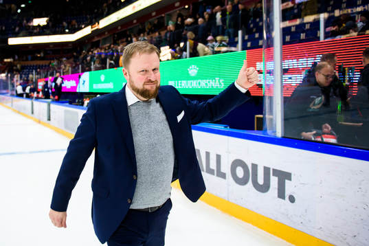Linköpings tränare Klas Östman jublar och tackar publiken