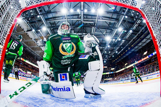 Färjestads målvakt Henrik Haukeland deppar