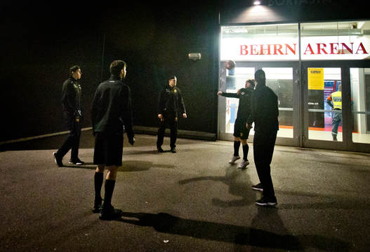 Skellefteås spelare värmer upp med fotboll