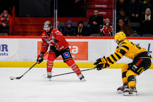 Örebros Nick Ebertunder ishockeymatchen i SHL mellan