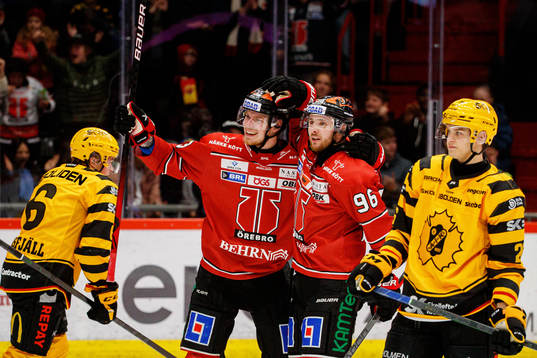 Örebros Christopher Mastomäki och Robin Kovacs jublar