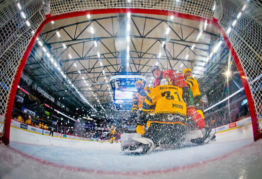 Örebros Linus Öberg och Skellefteås målvakt Strauss Mann