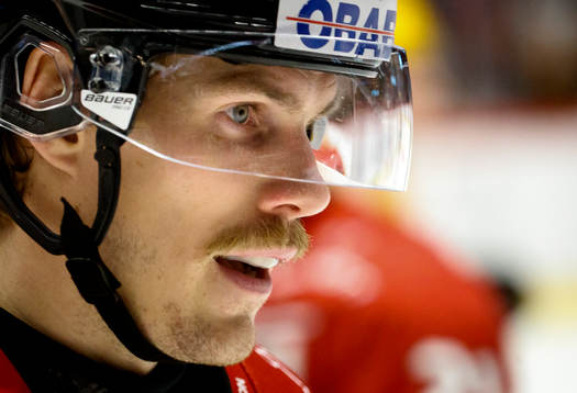Örebros Emil Larsson med mustasch