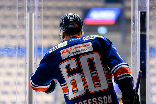 Växjös Erik Josefsson på väg ut till värmningen före