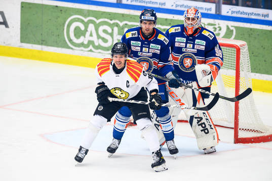 Brynäs Anton Rödin framför Växjös Peter Andersson och