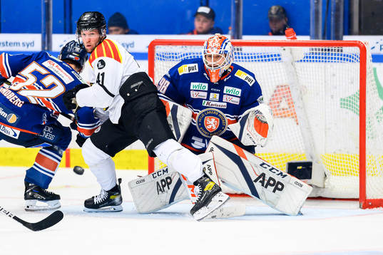 Brynäs Greg Scott oroar framför Växjös målvakt Janis