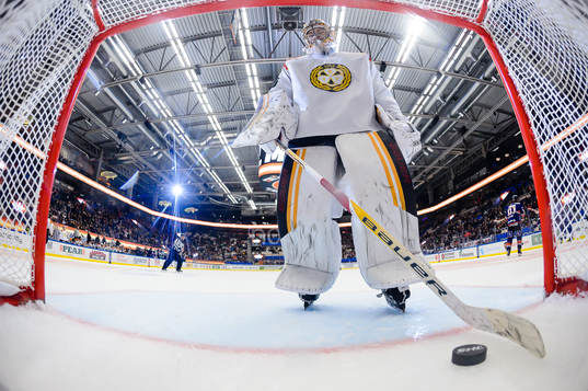 Brynäs målvakt Veini Vehviläinen deppar