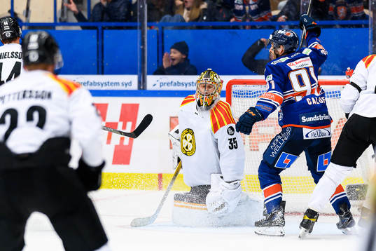 Brynäs målvakt Veini Vehviläinen deppar när Växjös