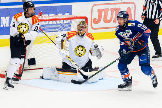 Växjös Richard Gynge oroar framför Brynäs målvakt
