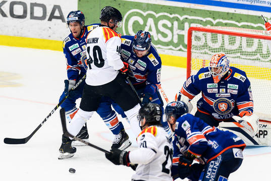 Brynäs Tomi Sallinen oroar framför Växjös målvakt