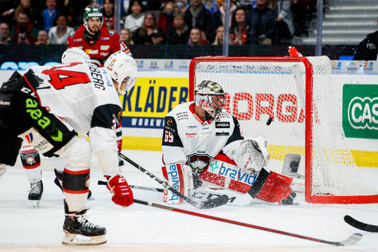 Malmö Redhawks målvakt Oscar Alsenfelt räddar skott